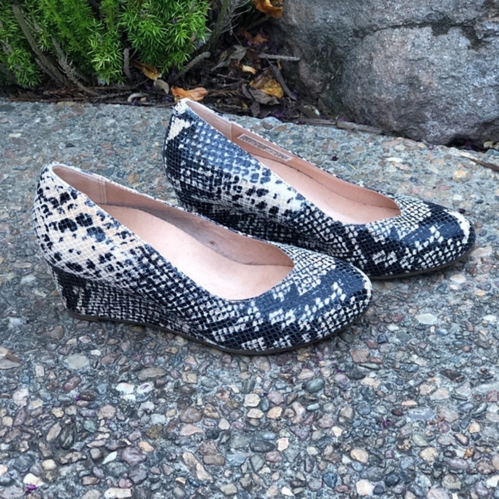 Vionic Antonia Embossed Snakeskin Wedge